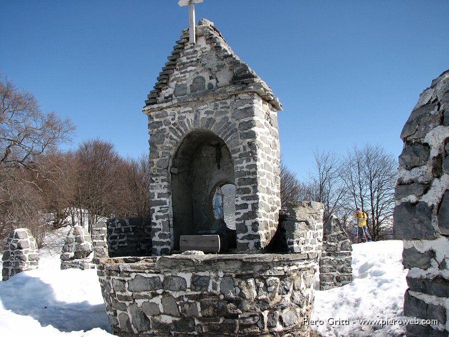 25 Altare con Madonnina.jpg